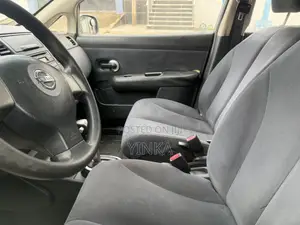 2009 Nissan Versa Hatchback 1.8 S Green