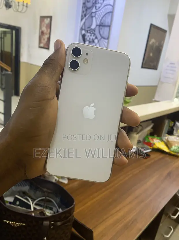 Apple iPhone 11 64GB White - 1