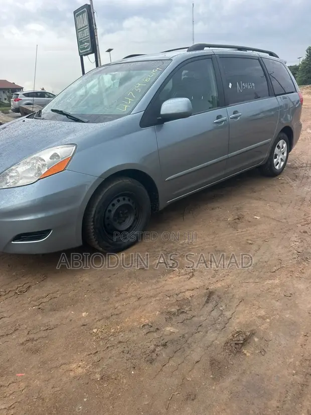 2006 Toyota Sienna XLE AWD Blue - 1