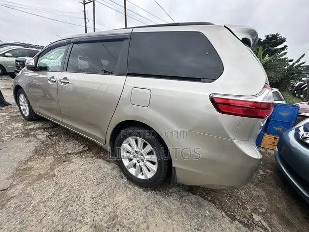 Toyota Sienna 2015 Zinariya - 1