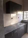 Sabon Kitchen Cabinet Mai Launi Grey Da Marmara A Sama - 3