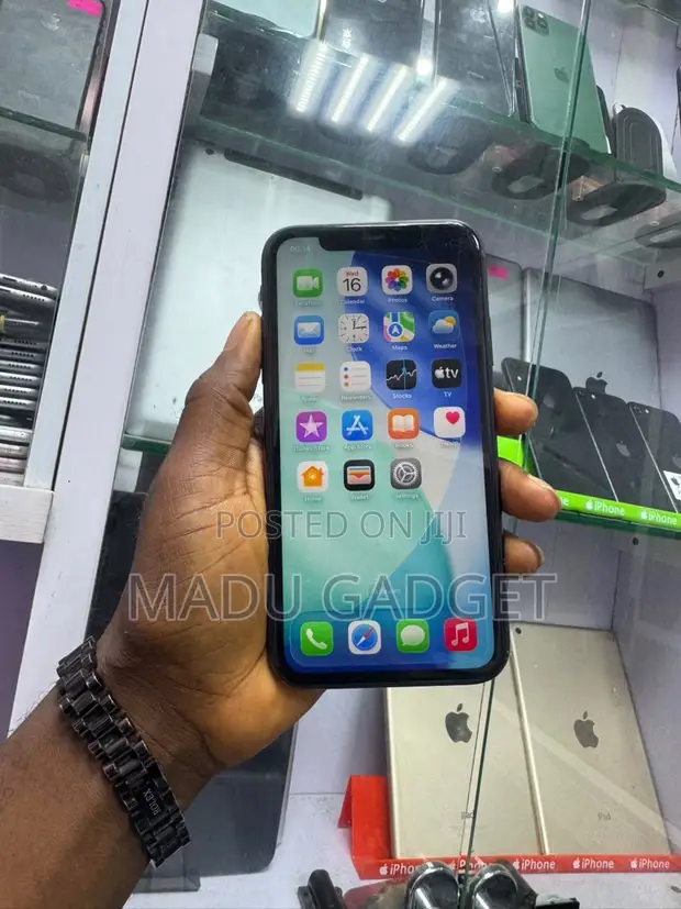Apple iPhone 11 64GB Black - 1