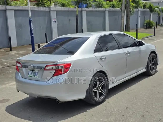 2013 Toyota Camry XLE V6 Sedan - Launin Fari - 1