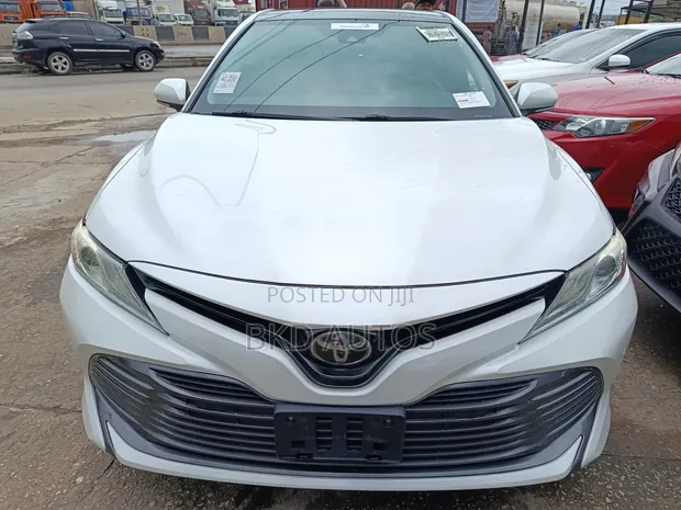 2018 Toyota Camry XLE FWD (2.5L) White - 1