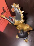 Dawakai Zinariya Mai Zare A Sama A Kan Globe Statue - Kayan Gida - 1