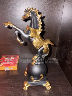 Dawakai Zinariya Mai Zare A Sama A Kan Globe Statue - Kayan Gida