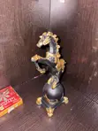 Dawakai Zinariya Mai Zare A Sama A Kan Globe Statue - Kayan Gida - 3