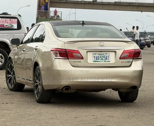 Lexus ES 350 2011 Gold - 1