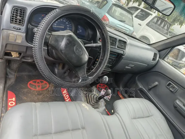 Toyota Hilux 2003 White - 1
