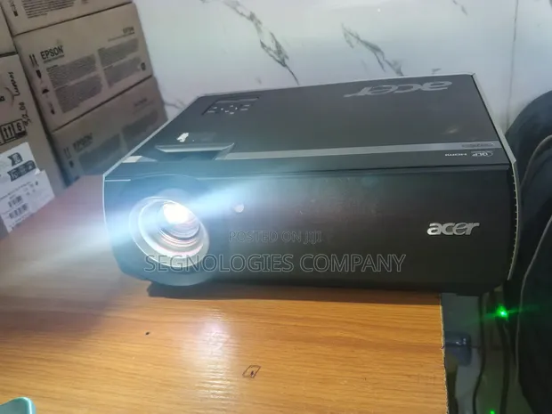 Opened-Box Acer P7270i 4000 Lumens XGA DLP Wireless Projector - 1