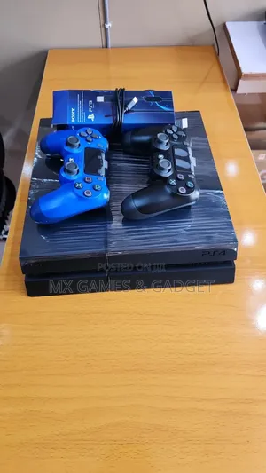 Playstation 4 Fat (Used) - 2 Controllers, 8 Games