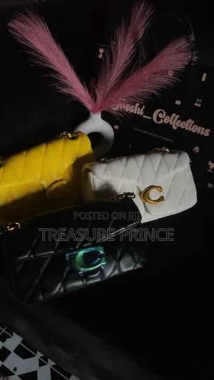 Coach Ƙaramar Jakar Hannu - Baƙar Faux Leather