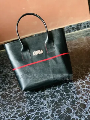 Amat Vogue Hannu Yaƙi Baƙar Hannun Jaka