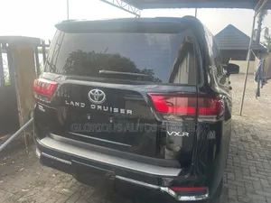 New Toyota Land Cruiser LC300 2023 Black (Bulletproof)