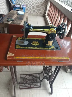 Tsohuwar Injin Dinki Na Butterfly Mai Kafa Da Tebur