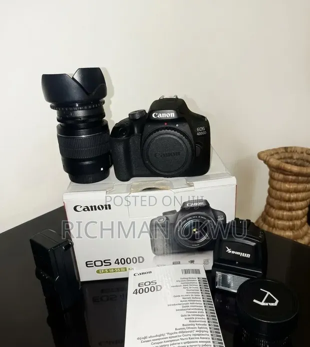 Kyamaran Canon EOS 4000D DSLR tare da 18-55mm Lens - 1