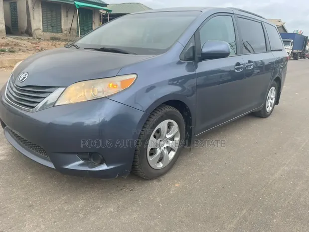 2015 Toyota Sienna LE 7-Passenger Minivan - 1
