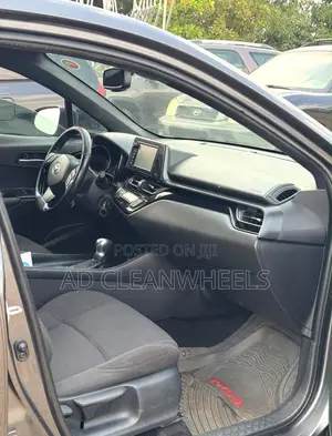2019 Toyota C-HR XLE FWD SUV - Belgium Standard
