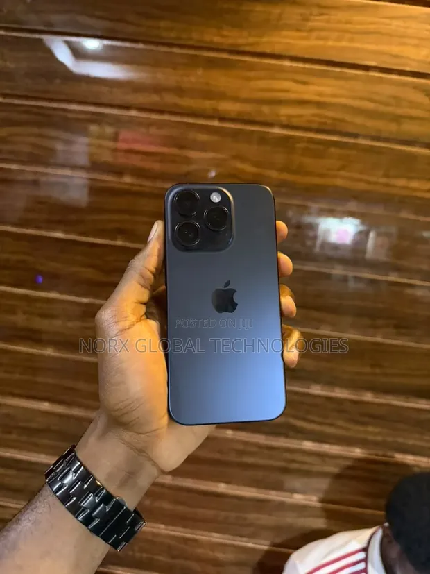 Apple iPhone 15 Pro 128GB Black - 1