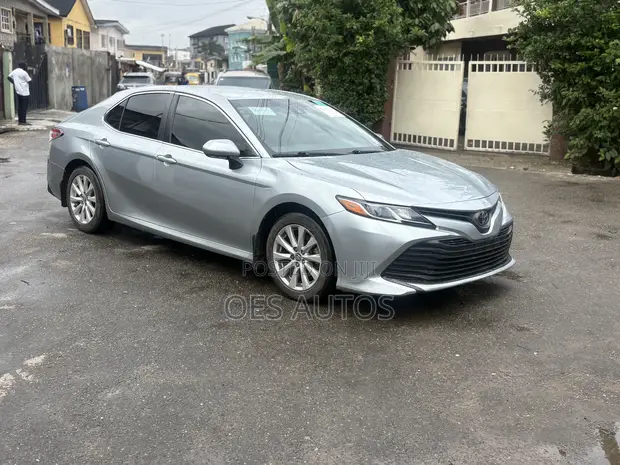2018 Toyota Camry LE FWD Silver - 1