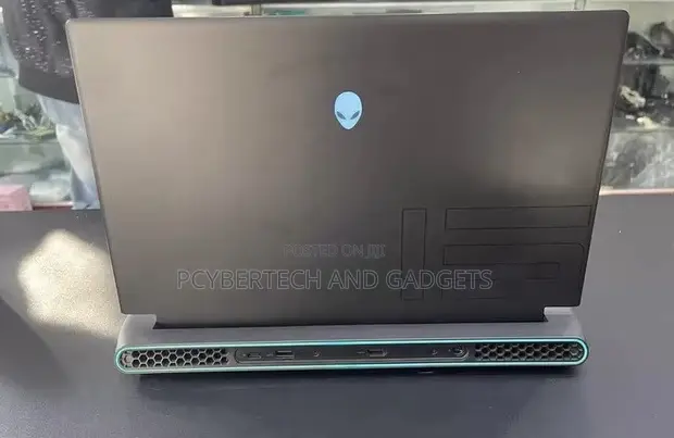Alienware m15 R5 Laptop - Intel Core i7, 16GB RAM, 1TB SSD - 1