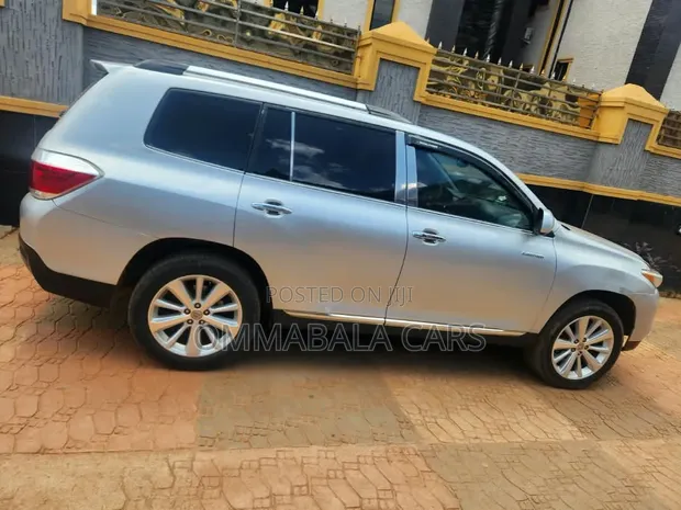 Toyota Highlander 2012 Silver - 1