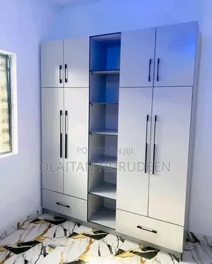 Wardrobe na Bango - Tsawon ƙafa 8, Ƙofofi 4, Ƙofofin Ciki 2