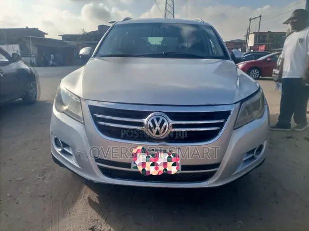 Volkswagen Tiguan 2010 Silver - 1