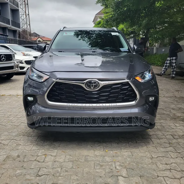Toyota Highlander XLE 2021 Gray - 1