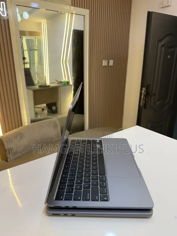 Apple MacBook Pro 2022 M2 16GB RAM 512GB SSD - 1