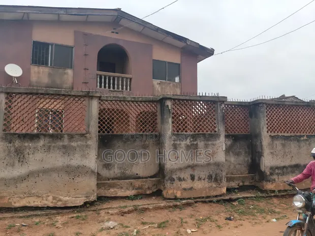 20-Bedroom Block of Flats for Sale a Delamo, Alakuko - 1