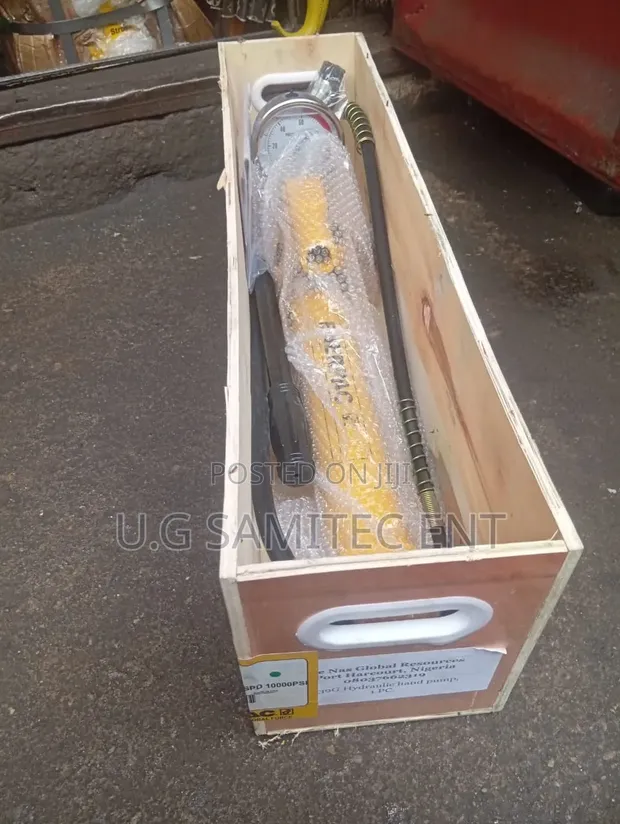 Hydraulic Hand Pump 10,000 PSI with Gauge (CP-700) - 1
