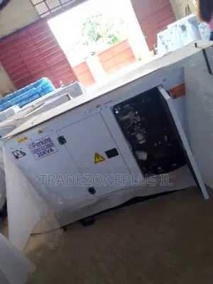 Perkins 20KVA Jikin Da Ke Rufe Da Kura (Soundproof) Na Diesel