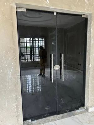 Kofar Gilashi Ba Gani Ba, Baƙar Fata 10mm Mai Ƙarfi don Ɗakin Gaba