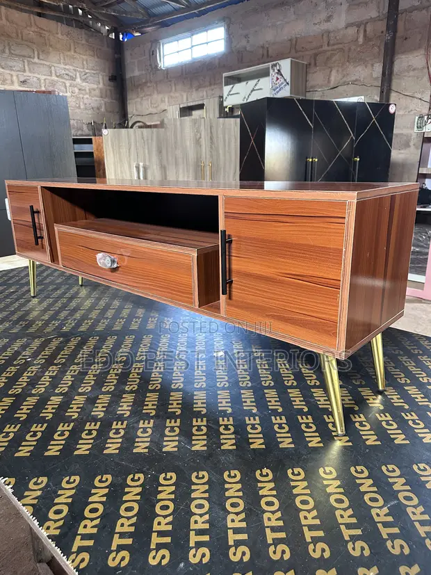 Brown TV Stand na Home Interiors - 1