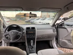 Toyota Corolla LE 2010 Silver