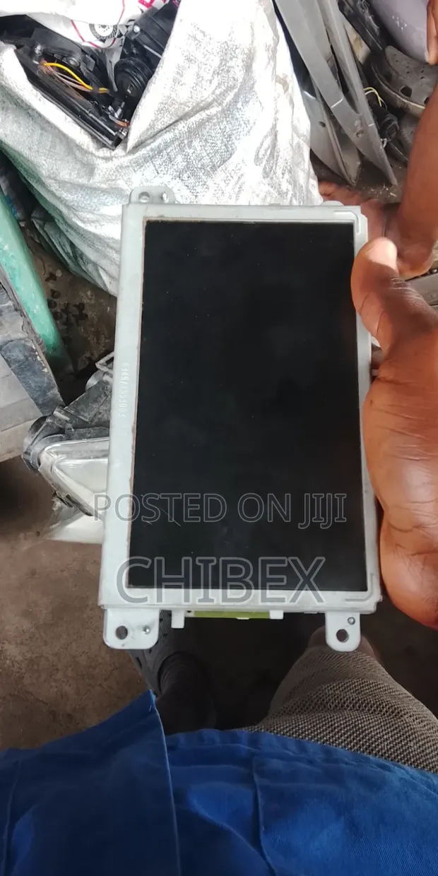 Audi Q7 Radio Screen (2006-2013) - 1