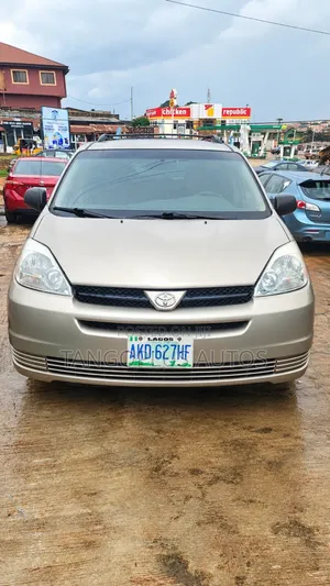 Siyar da Motoci: Toyota Sienna Bus da Camry Car