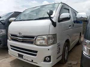 Toyota HiAce 2011 Fari
