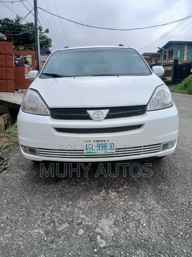2005 Toyota Sienna XLE White - 1