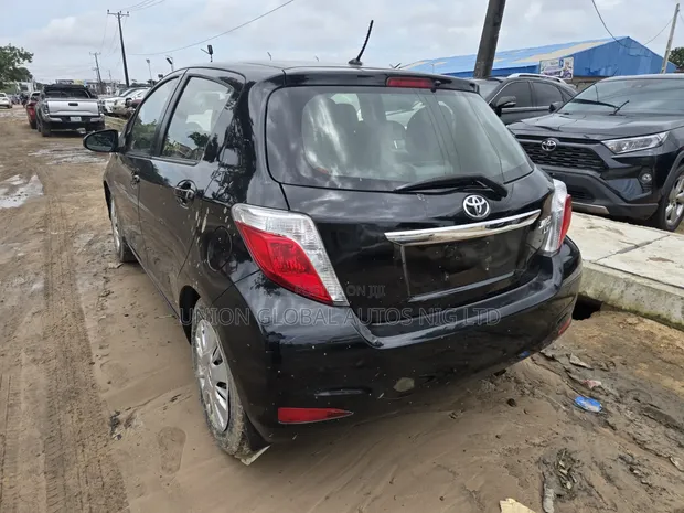 Toyota Yaris 2013 Black - 1