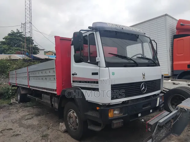 Mercedes-Benz 1520 Truck - 31ft - 1