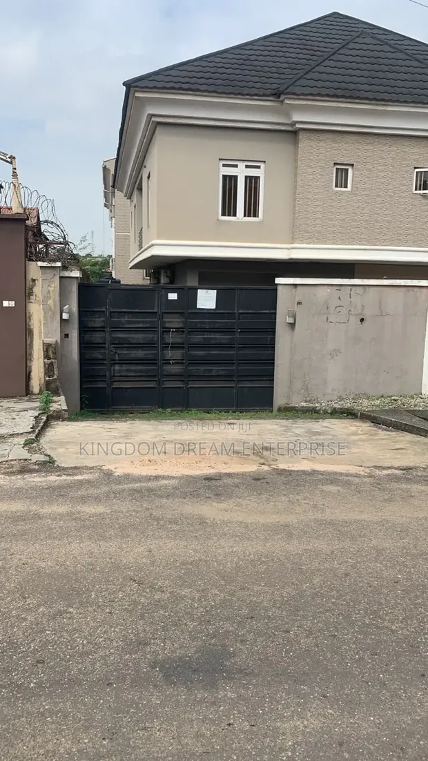 Gidan Kwalaye Mai Dakuna 3 da Aka Gyara a Opebi, Ikeja, Lagos - 1