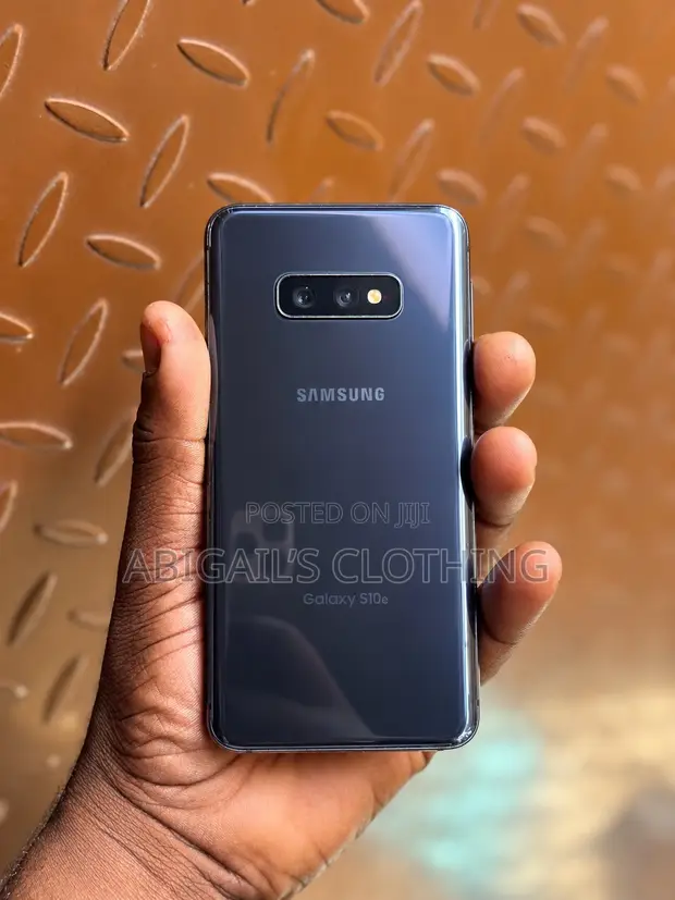 Samsung Galaxy S10e 128GB Black - 1