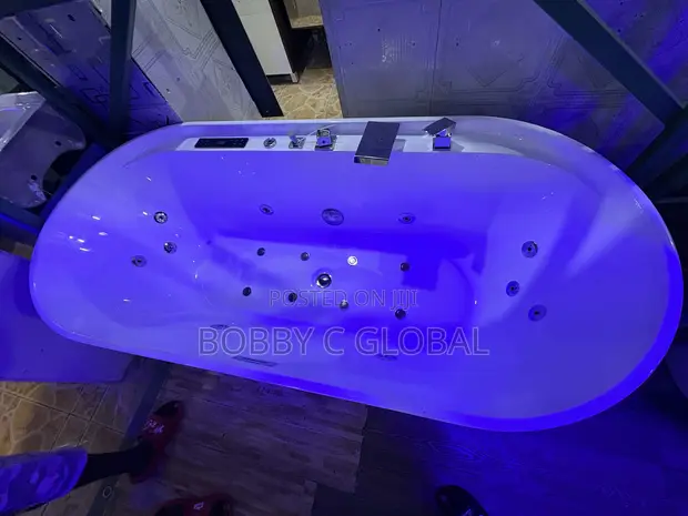White Luxury Jacuzzi Bathtub - 1