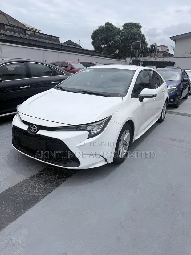 Toyota Corolla 2022 White - 1