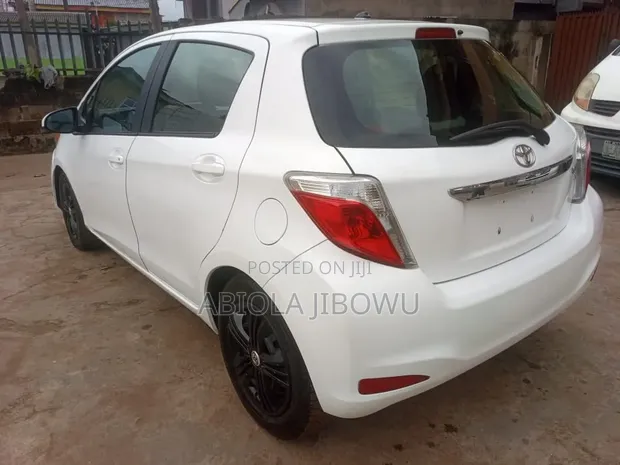 Toyota Yaris LE Hatchback 2013 - 1