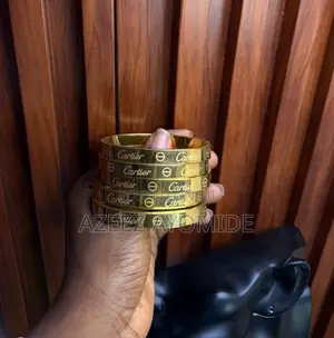 Kayan Kwalliya na Zinare na Cartier Akwai