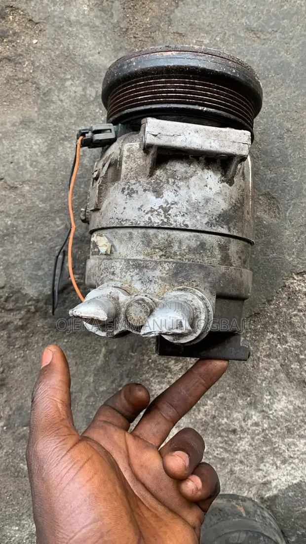 Used Manual Mercedes-Benz A/C Compressor - 1