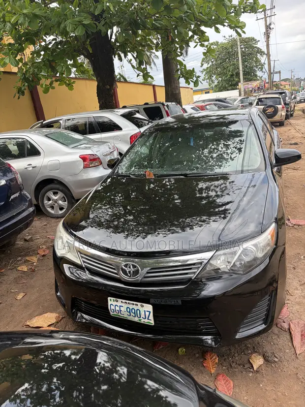 2014 Toyota Camry SE Sedan - 1